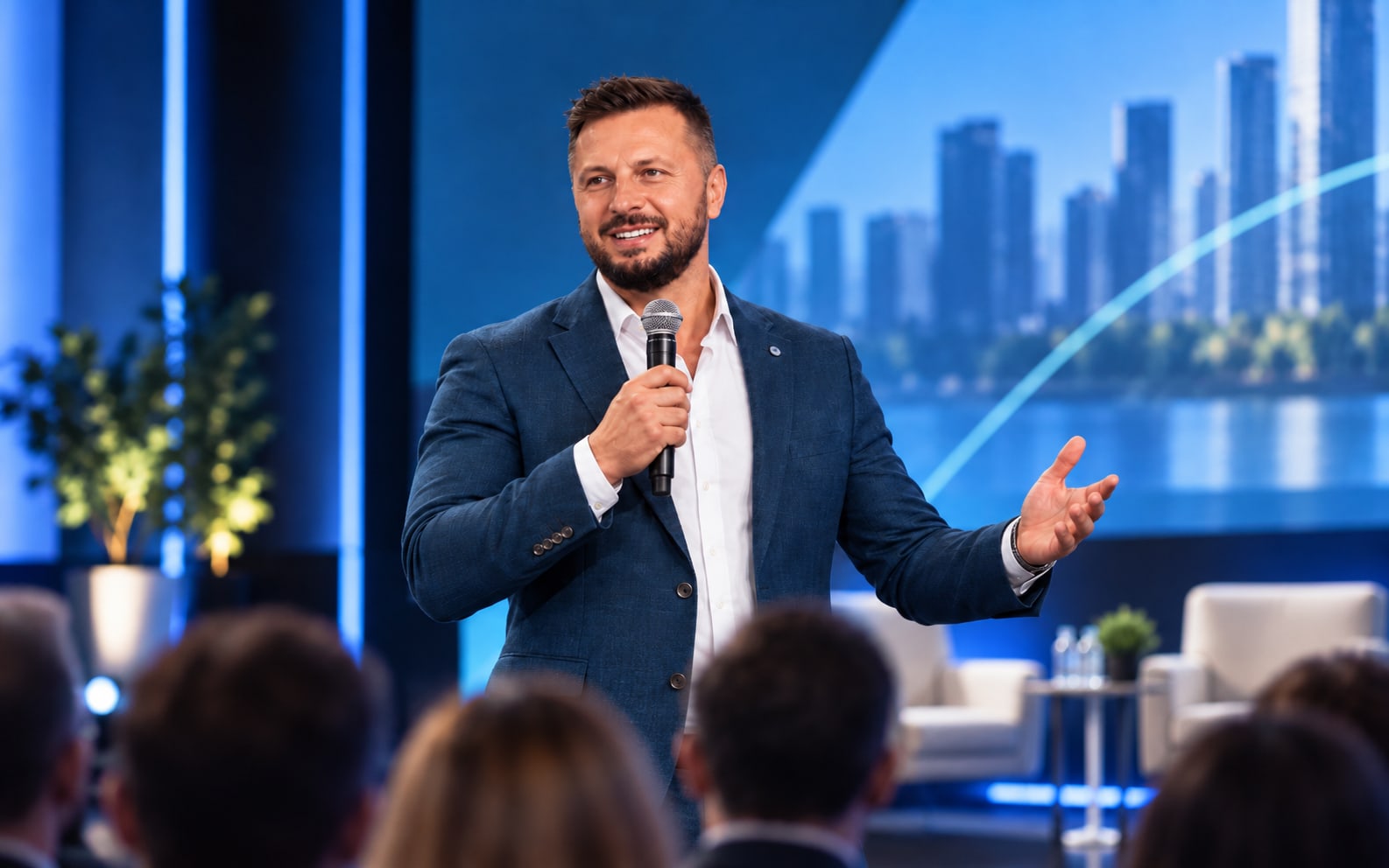 Minet Musić govori na pozornici pred publikom